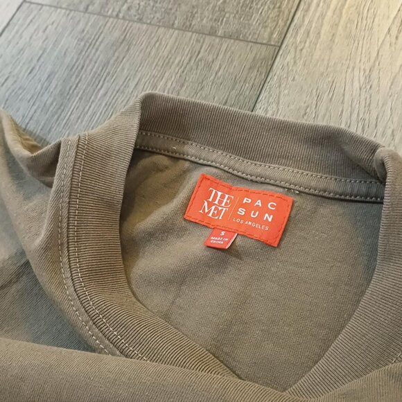 🧥The Met x PacSun T-Shirt (Limited Edition) - Picture 3 of 10